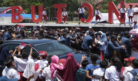 Warga mendekati mobil yang membawa Presiden Joko Widodo saat kunjungan kerja di Kecamatan Pasarwajo, Kabupaten Buton, Sulawesi Tenggara, Selasa (27/9/2022). Dalam kunjungan tersebut Presiden memberikan secara langsung bantuan subsidi upah (BSU) dan bantuan langsung tunai (BLT) dampak penyesuaian harga BBM di Kabupaten Buton, Buton Selatan dan Kota Baubau.