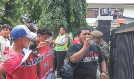 Warga mendemo kantor Kecamatan Duren Sawit, Selasa (22/5). 