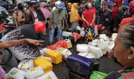 Warga menderetkan jerigen saat mengantre untuk membeli minyak goreng curah di salah satu distributor di Makassar, Sulawesi Selatan. Ikatan Pedagang Pasar Indonesia (Ikappi) menyoroti sejumlah harga komoditas yang masih cukup tinggi dan rawan akan kelangkaan selama ramadhan. Pemerintah dinilai belum mampu dalam meredam gejolak harga tersebut. 