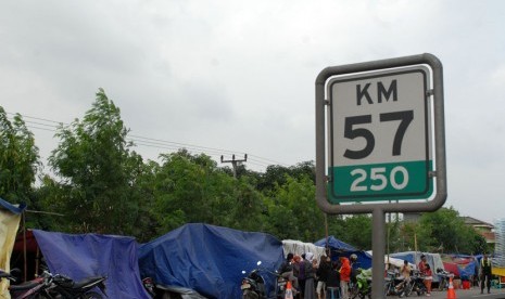   Warga mendirikan puluhan tenda pengungsian di bahu jalan tol Tangerang-Merak di KM 57, Serang, Banten, Rabu (22/1).    (Antara/Lucky.R)