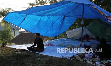 Warga mendirikan tenda darurat di area pegunungan tidak jauh dari rumahnya di Desa Tolitoli, Konawe, Sulawesi Tenggara, Ahad (27/3/2022). Gempa berkekuatan magnitudo 5,2 yang terjadi Sabtu (26/3/2022) mengakibatkan belasan rumah rusak ringan sehingga membuat warga mendirikan tenda darurat untuk hunian sementara. 