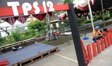 Warga mendirikan TPS 12 jelang Pilkada Serentak di Depok, Jawa Barat, Selasa (8/12).  (Republika/Wihdan)