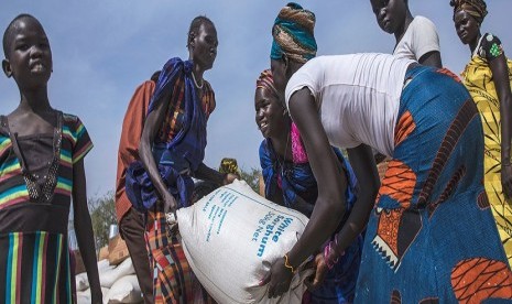 Warga mendistribusikan makanan di Pieri, Sudan Selatan. Program Pangan Dunia (WFP) mengatakan pada Selasa (14/6/2022)  bahwa pihaknya telah menangguhkan sebagian bantuan pangan di Sudan Selatan karena kekurangan dana. 