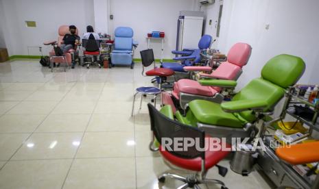 Warga mendonorkan darahnya di Kantor PMI Kota Tangerang, Banten, Sabtu (17/4/2021). PMI Kota Tangerang mengalami penyusutan jumlah pendonor darah sebanyak 70 persen atau hanya 100 kantong darah per hari dibanding bulan biasanya yakni 350 kantong per hari akibat minimnya jumlah pendonor pada bulan Ramadhan. 