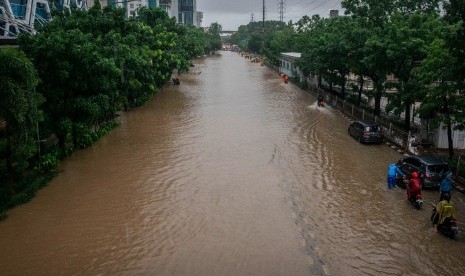 Banjir di Jalan DI Panjaitan, Cawang, Jakarta Timur, Rabu (1/1/2020). Banjir kembali menggenang kawasan tersebut serta sebagian wilayah lain di Jakarta, Selasa (25/2).