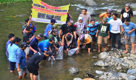 Warga menebar benih ikan di Sungai Gelis, Desa Menawan, Gebog, Kudus, Jawa Tengah, Ahad (17/4/2022). Gerakan menebar sebanyak 8.000 benih ikan di sungai tersebut untuk menyambut Hari Bumi (Earth Day) sekaligus sebagai upaya untuk menjaga kelestarian ekosistem lingkungan sungai.