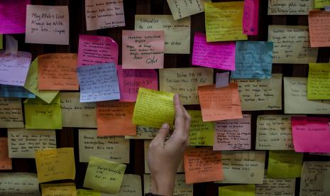 Warga menempelkan ucapan belasungkawa dan doa untuk almarhum Emmeril Kahn Mumtadz di Gedung Pakuan, Bandung, Jawa Barat, Ahad (12/6/2022). 