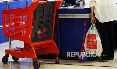 Warga menenteng barang mengunakan kantong plastik di salah satu pusat perbelanjaan di Jakarta, Senin (3\10).