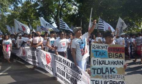 Warga meneriakkan yel-yel saat aksi unjuk rasa menolak reklamasi Teluk Benoa di depan Kantor Gubernur Bali, Sabtu (25/8). 