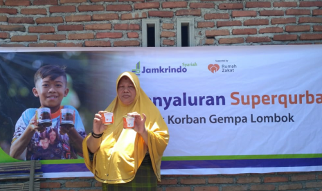 Warga menerima bantuan kornet Superqurban dari Rumah Zakat.