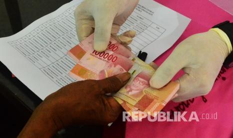 Warga menerima Bantuan Langsung Tunai Dana Desa (BLT-DD), (ilustrasi). Kemendes PDTT menyatakan total dana desa yang sudah digunakan sampai dengan 18 Oktober 2020, sebesar Rp 32,72 triliun.