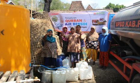 Warga menerima daging kurban dan bantuan air bersih dari BMH Perwakilan Jatim pada Idul Adha 1440 H lalu.