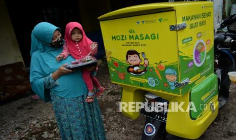 Warga menerima olahan makanan bergizi dari Motor Gizi Makanan Sarat Gizi (Mozi Masagi) di Tarogong Kidul, Kabupaten Garut, Jawa Barat. (Ilustrasi)