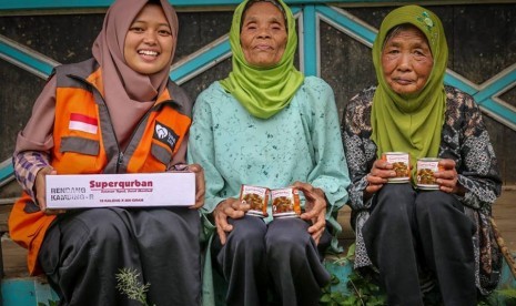 Warga menerima paket Superqurban dari Rumah Zakat.