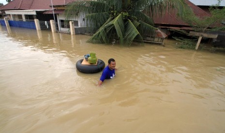 Puluhan korban banjir di OKU Selatan masih bertahan di tempat pengungsian karena khawatir bencana susulan. Ilustrasi.