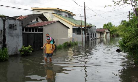 Warga menerobos banjir akibat hujan deras (ilustrasi)