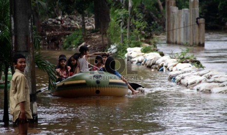  Warga menerobos banjir yang menggenangi kawasan Bukit Duri, Jakarta, Kamis (8/8).  (Republika/ Yasin Habibi)