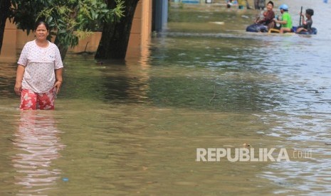 Warga menerobos banjir rob, ilustrasi