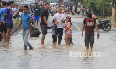 Warga menerobos banjir / Ilustrasi 