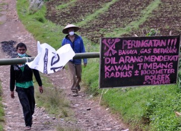 Warga menerobosa masuk ke kawasan rawan bencana