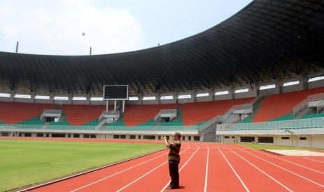 Warga mengabadikan kemegahan Stadion Pakansari, Cibinong, Kabupaten Bogor, Rabu (16/3).