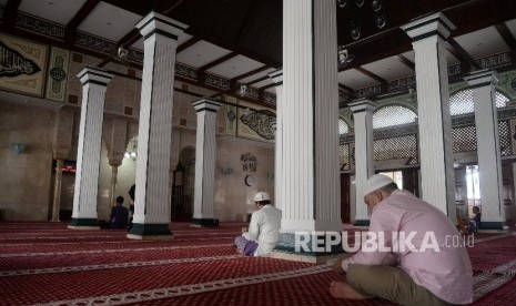  Warga mengaji di Masjid Luar Batang, Jakarta Utara.  (Republika/Yasin Habibi)