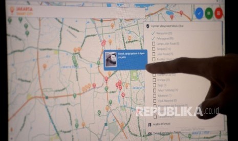  Warga mengakses laman web Jakarta Smart City di Jakarta, Kamis (18/5).