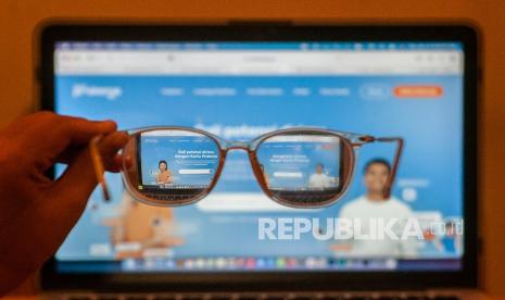 Warga mengakses laman website PraKerja (ilustrasi).