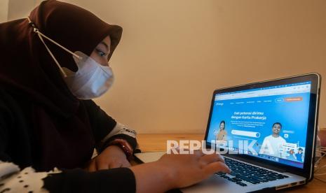 Warga mengakses laman website PraKerja di Rangkasbitung, Lebak, Banten, Jumat (14/1/2022). Manajemen Pelaksana Program Kartu Prakerja menggandeng UMY dan UII guna membantu asesmen peserta Kartu Prakerja.