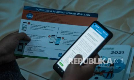 Warga mengakses pendaftaran BPJS Kesehatan melalui aplikasi Mobile JKN gawainya. Masyarakat akan diharuskan menjadi peserta Badan Penyelenggara Jaminan Sosial (BPJS) Kesehatan jika ingin melakukan jual beli tanah.