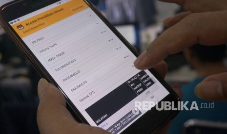 Warga mengakses Sistem Informasi Penghitungan Suara (SITUNG) Pemilu 2019 menggunakan gadget android di Tulungagung, Jawa Timur, Kamis (18/4/2019).