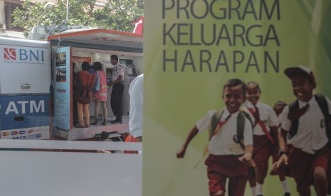 Warga mengaktifkan Kartu Program Keluarga Harapan (PKH) di gerai ATM BNI usai peluncuran Penyaluran Bantuan Sosial Non Tunai PKH tahun 2016 di Jakarta, Kamis (17/11). 