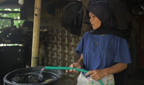 Warga mengalirkan air dari instalasi yang dibangun Dompet Dhuafa di Dusun Nyiur Setinggi, Desa Sambik Bangkol, Kecamatan Gangga, Kabupaten Lombok Utara. 