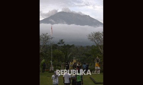 Warga mengamati asap yang mengepul dari kawah Gunung Agung di Pos Pemantauan Gunungapi Agung, Rendang, Karangasem, Bali, Selasa (3/7).