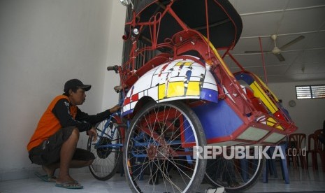 Warga mengamati becak tenaga listrik di Gedongtengen, DI Yogyakarta, Jumat (23/11/2018). 