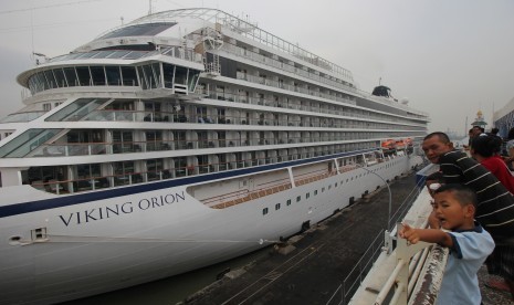 Warga mengamati kapal pesiar MV Viking Orion yang bersandar di dermaga Jamrud Utara, Pelabuhan Tanjung Perak, Surabaya, Jawa Timur, Rabu (28/11/2018).