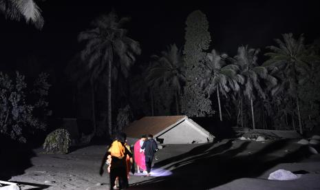 Warga mengamati kondisi rumah yang tertimbun abu vulkanik dari guguran awan panas Gunung Semeru di Desa Sumber Wuluh, Lumajang, Jawa Timur.