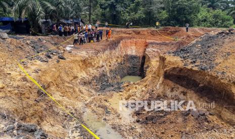 Warga mengamati lokasi tambang batu bara ilegal yang mengalami longsor di Desa Tanjung Lalang, Kecamatan Tanjung Agung, Kabupaten Muara Enim, Kamis (22/10/2020). Sebanyak 11 orang pekerja tambang batu bara ilegal meninggal dunia akibat tertimbun longsor pada Rabu (21/10).