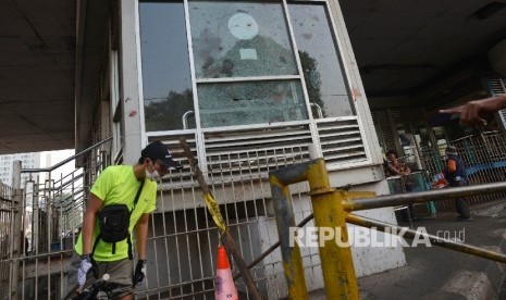  Warga mengamati sekitar Tempat Kejadian Perkara (TKP) dugaan bom bunuh diri di Terminal Kampung Melayu, Jakarta Timur, Rabu (25/5). 