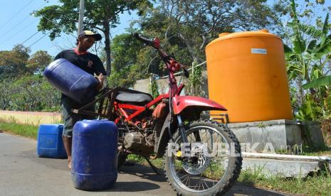 Warga mengambil air bersih di sumur program penyediaan air minum dan sanitasi berbasis masyarakat (pamsimas) ilustrasi 