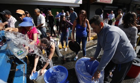 Satu dari Tiga Orang Venezuela Terancam Kelaparan. Warga mengambil air bersih dari truk di Caracas, Venezuela. 