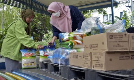 Warga mengambil belanjaan paket bahan pangan bersubsidi berisi telur, beras, susu, daging sapi dan ayam di RPTRA Kedoya Utara, Jakarta. Kepala Dinas Ketahanan Pangan, Kelautan, dan Pertanian DKI Jakarta, Suharini Eliawati, mengatakan, Pemprov DKI mengupayakan pengendalian harga pangan menjelang Natal dan Tahun Baru (Nataru). Menurut dia, Pemprov juga akan mengupayakan ketersediaan stok pangan.