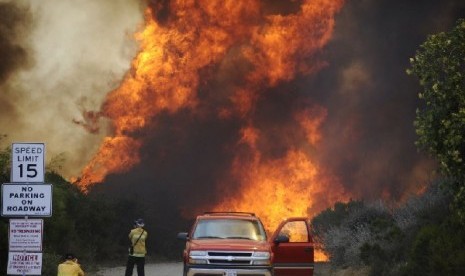 Warga mengambil foto kobaran api di dekat Camarillo, sebelah baratlaut Los Angeles yang mengancam ribuan rumah (2/5)