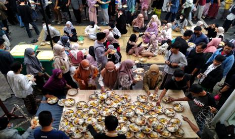 Warga mengambil piring makanan untuk berbuka puasa bersama di Masjid Jogokariyan, Yogyakarta, Kamis (23/3/2023). 