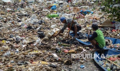 Warga mengambil sampah pascabanjir di Sungai Cikapundung yang bermuara ke Sungai Citarum di Bojongsoang, Kabupaten Bandung, Jawa Barat, Senin (22/4/2019). 