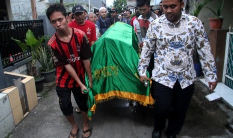 Warga mengangkat jenazah seorang petugas Kelompok Penyelenggara Pemungutan Suara (KPPS) Pemilu serentak 2019 yang meninggal dunia usai mendapatkan perawatan di rumah sakit untuk dimakamkan di Bekasi, Jawa Barat, Selasa (23/4). 