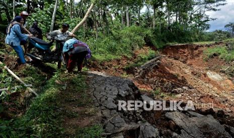 Longsor terjadi di sejumlah wilayah di Kabupaten Garut, Jawa Barat (Foto: longsor di Garut)