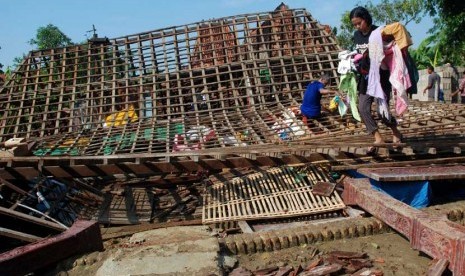   Warga mengangkut barang dari rumah yang roboh akibat diterjang angin puting beliung di Desa Srikaton, Kayen, Pati, Jateng, Kamis (24/10). (Antara//Andreas Fitri Atmoko)