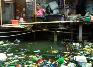 Warga mengangkut galon berisi air bersih untuk dijual di Kampung Bandan, Jakarta Utara, Senin (20/2). (Republika/Aditya Pradana Putra)