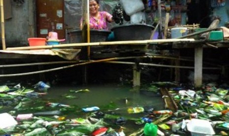 Warga mengangkut galon berisi air bersih untuk dijual di Kampung Bandan, Jakarta Utara, Senin (20/2). (Republika/Aditya Pradana Putra)